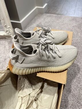 adidas Yeezy Boost 350 V2 men’s 6.5 / women’s 8